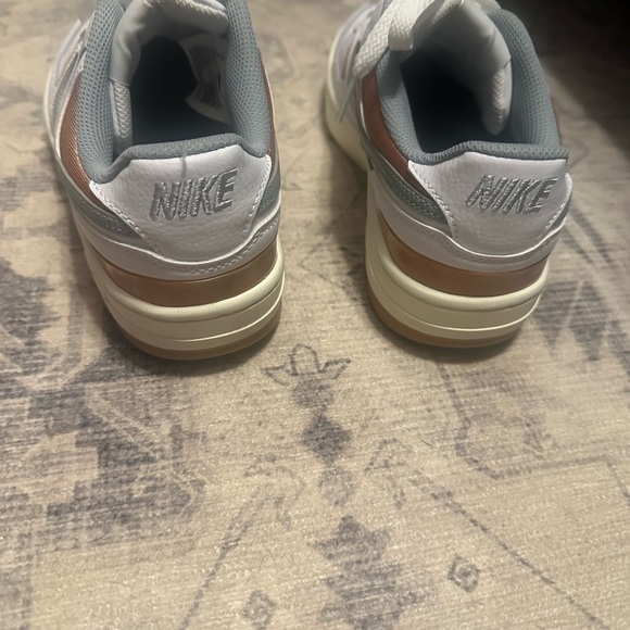 Nike Sneakers Women’s Size 8 - Picture 2 of 4